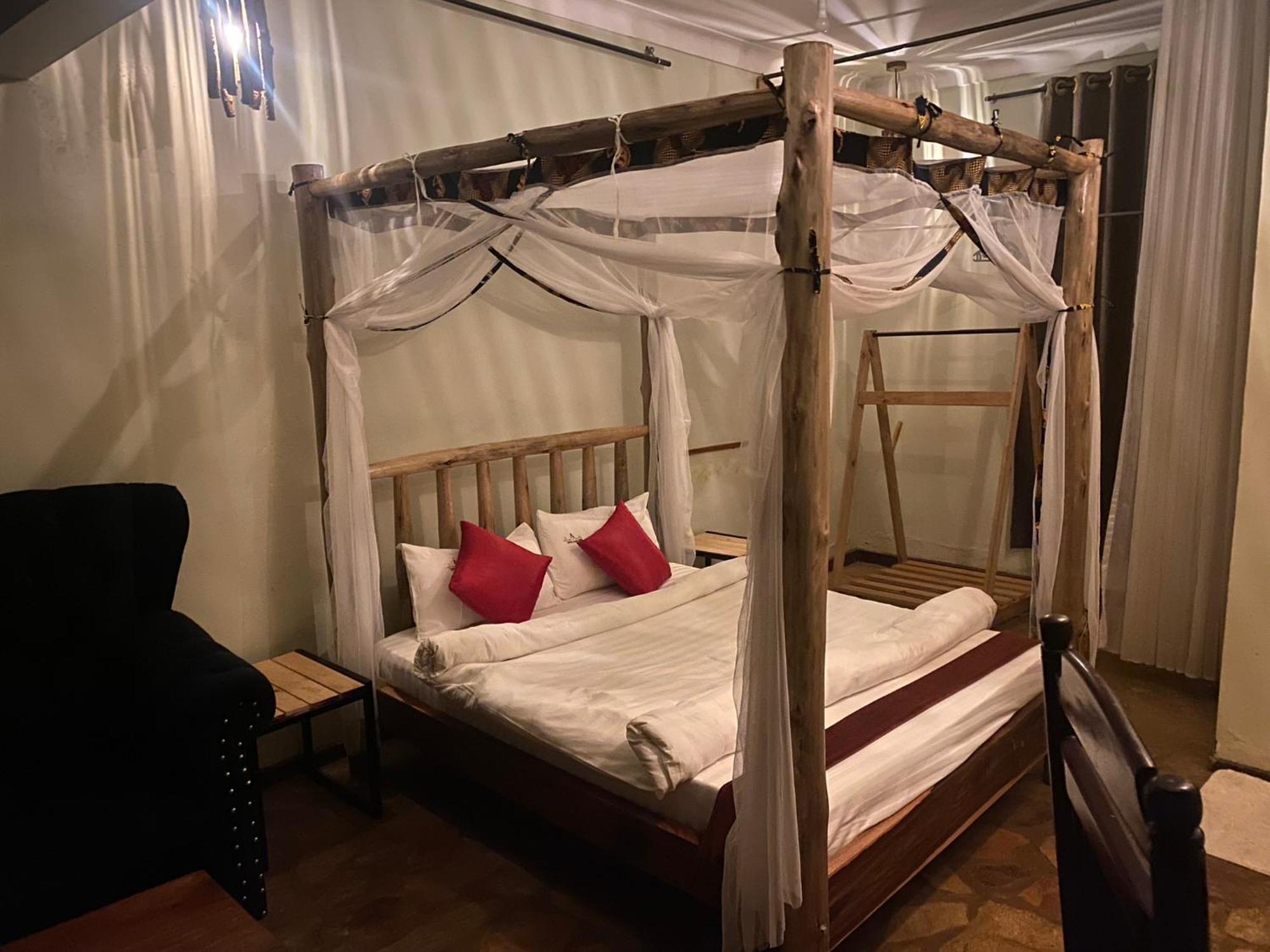 Afro Smile Hotel & Guest House Джинджа Экстерьер фото