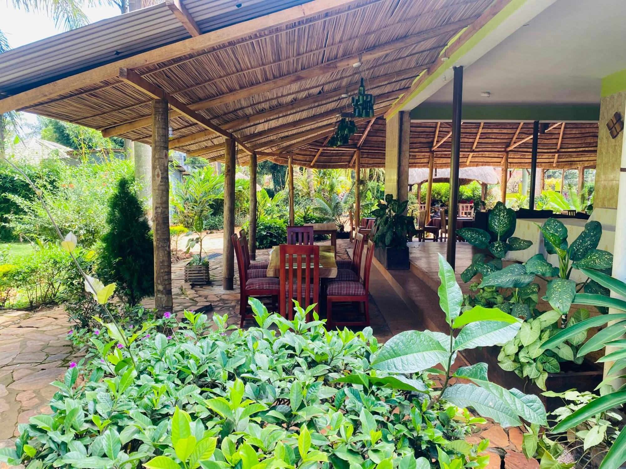 Afro Smile Hotel & Guest House Джинджа Экстерьер фото