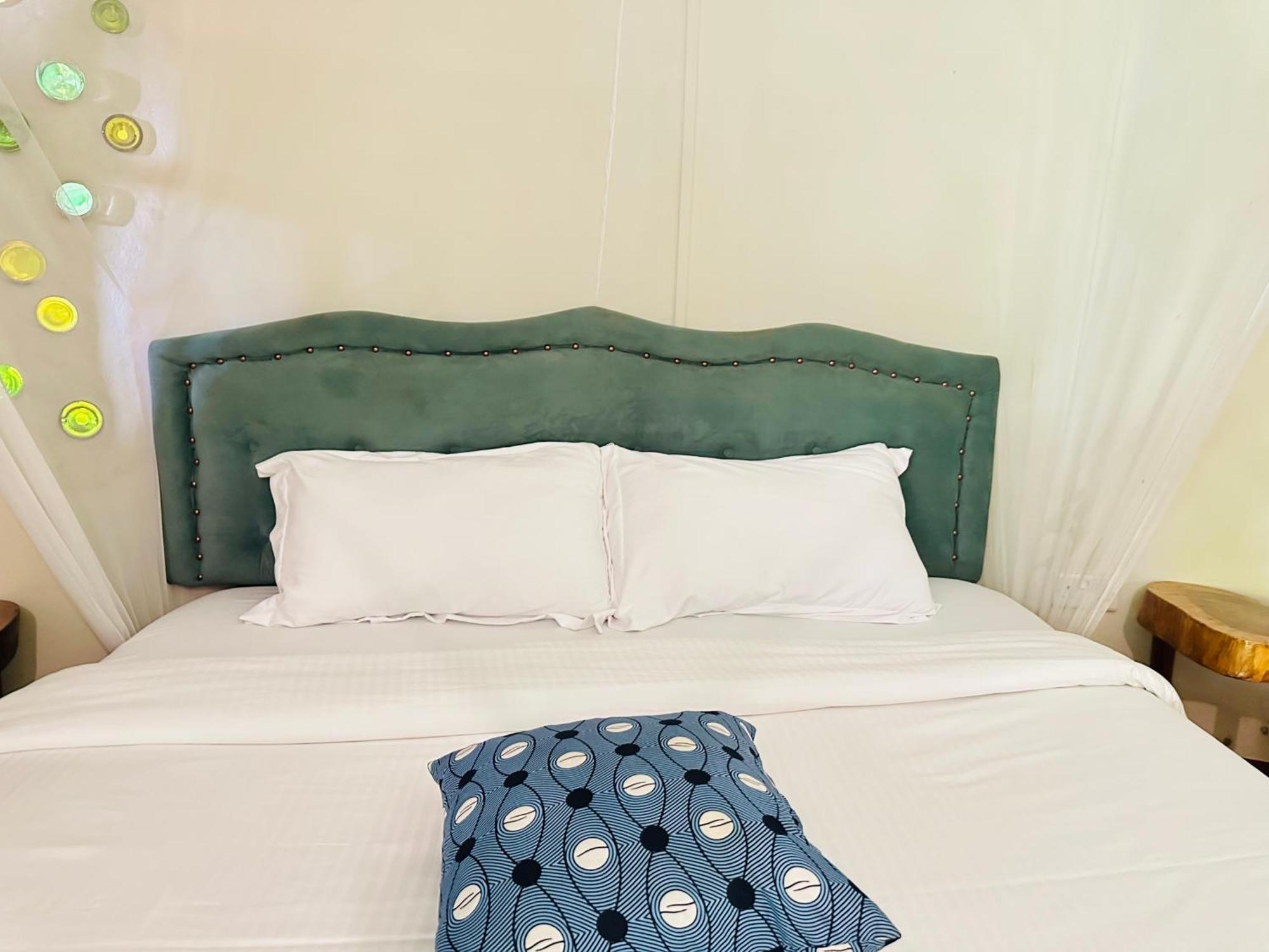 Afro Smile Hotel & Guest House Джинджа Экстерьер фото