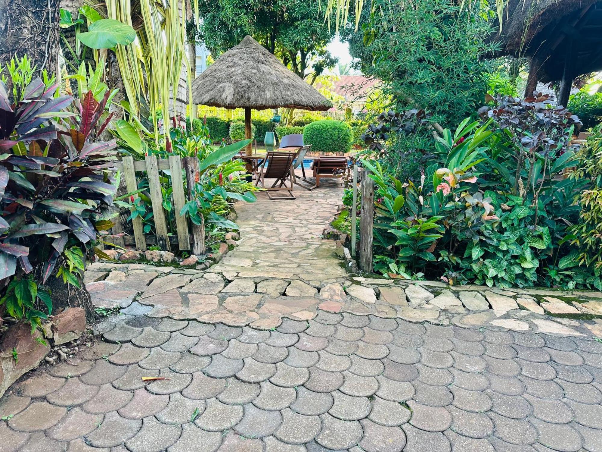 Afro Smile Hotel & Guest House Джинджа Экстерьер фото