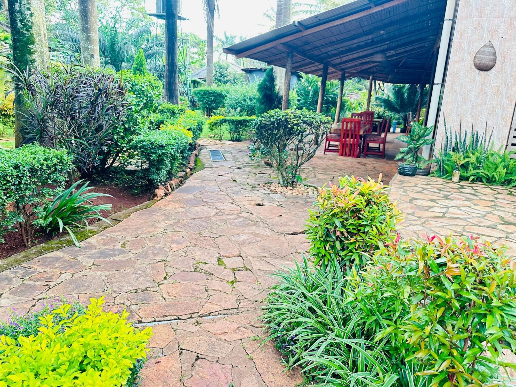 Afro Smile Hotel & Guest House Джинджа Экстерьер фото